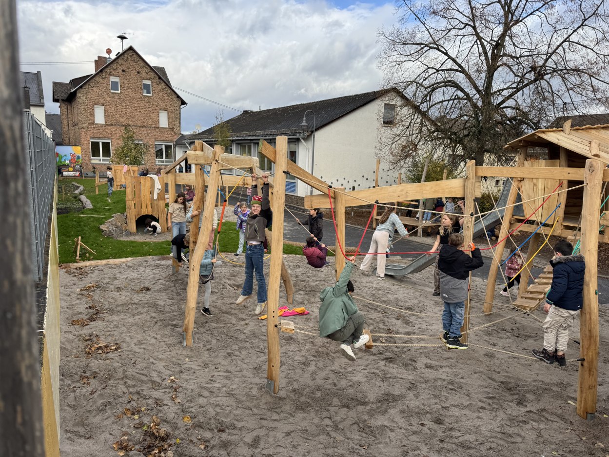 Kinder im Sand