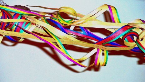 Luftschlangen | © Bild von <a href="https://pixabay.com/de/users/moritz320-1260270/?utm_source=link-attribution&utm_medium=referral&utm_campaign=image&utm_content=1121032">moritz320</a> auf <a href="https://pixabay.com/de/?utm_source=link-attribution&utm_medium=referral&utm_campaign=image&utm_content=1121032">Pixabay</a>