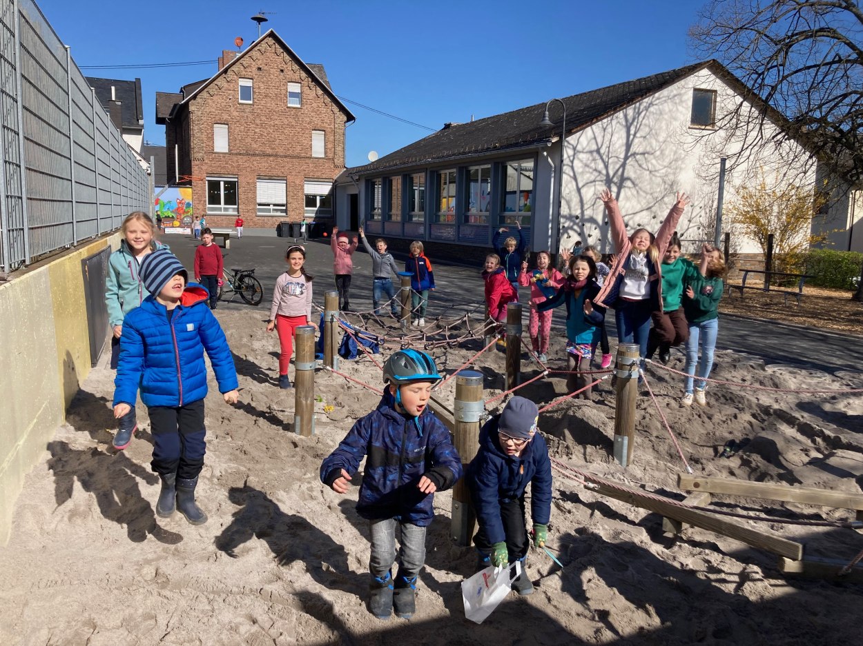 Kinder im Sand